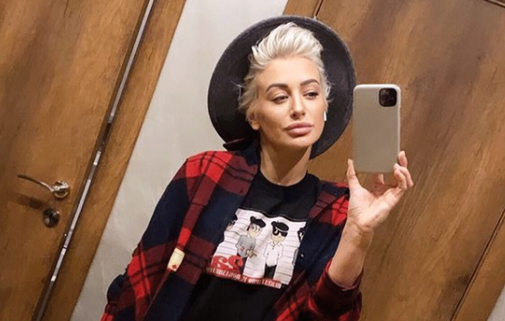 Dušica Jakovljević: Postoji ljubav...Voli sebe da sebe voli tebe (FOTO)