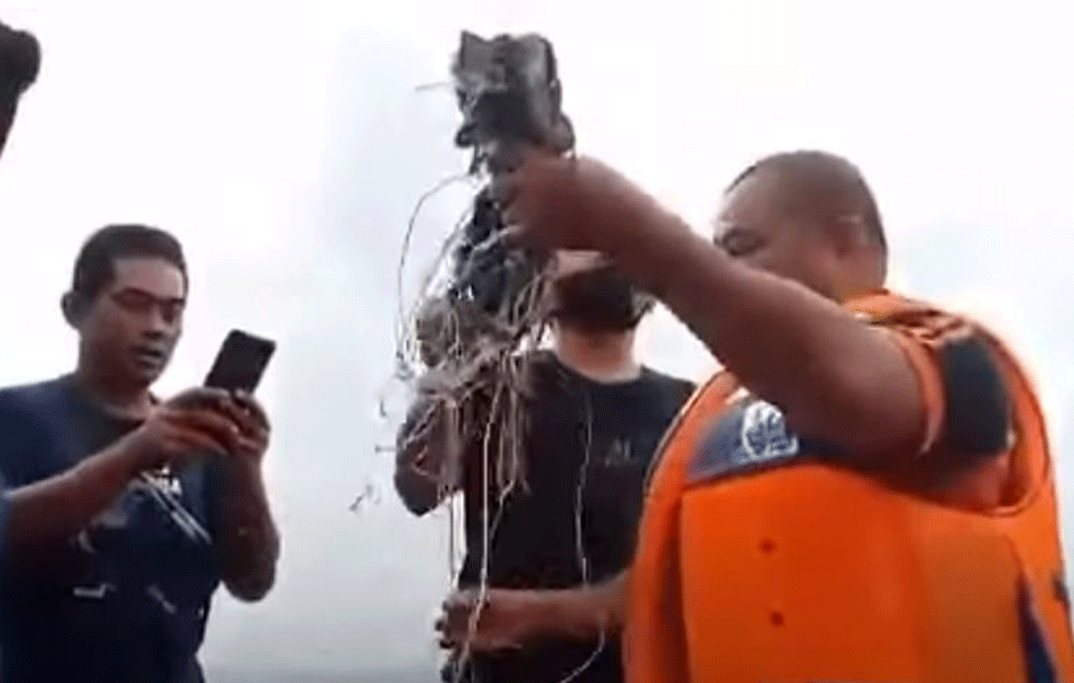 AVION SA 59 PUTNIKA SE SRUŠIO U MORE: U avionu petoro dece i jedna beba, SPASIOCI VADE DELOVE IZ VODE!