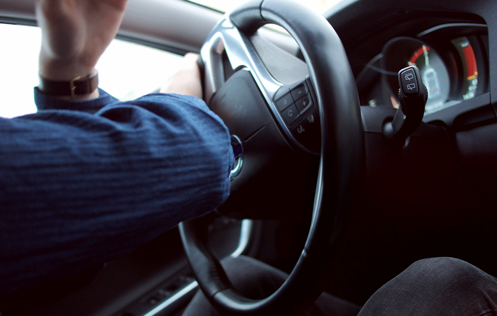 UŽASAN LANČANI SUDAR NA MAGISTRALI KOD KRALJEVA: <span style='color:red;'><b>Petoro povređeno</b></span>, od siline udarca iz automobila IZLETEO MOTOR! 
