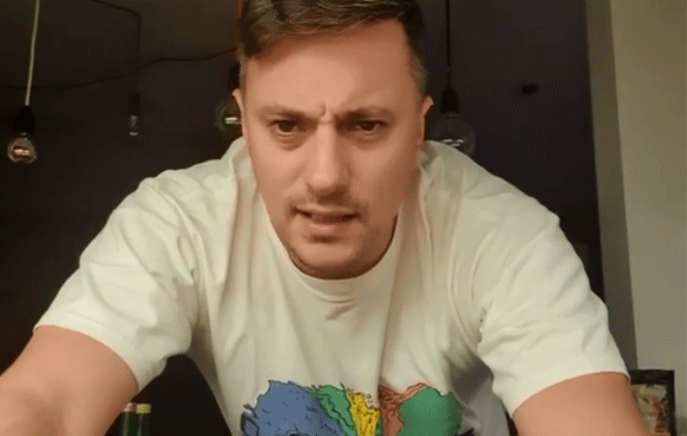 ANDRIJA MILOŠEVIĆ I ĐEĐA NASMEJALI SVE NOVOM OBJAVOM: Glumac u cvetnoj haljini, stavio <span style='color:red;'><b>minđuše</b></span>, pa pozirao sa devojkom! (FOTO)