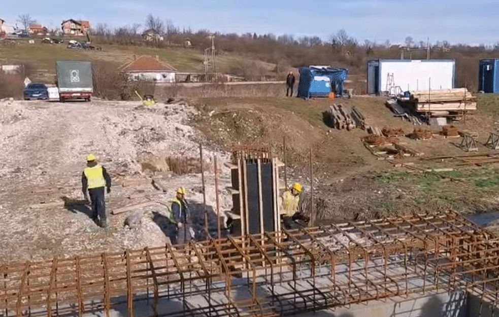 BLOKADA MOSTA U OKOLINI MLADENOVCA: Meštani Jagnjila se digli na noge, traže da im vlast reši veliki problem (VIDEO)