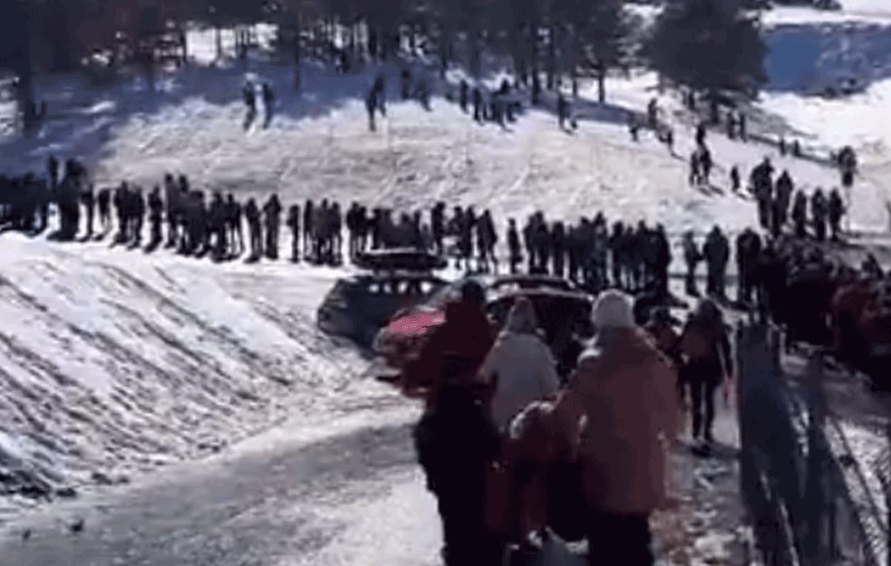 <span style='color:red;'><b>MASOVNI TURIZAM</b></span> USRED EPIDEMIJE: Da li nepregledni redovi za gondolu na Zlatiboru MORAJU DA NAS ZABRINU?! (VIDEO) 