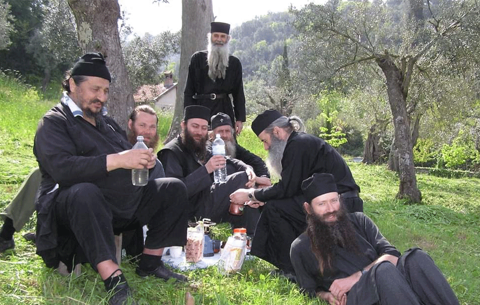 NESVAKIDAŠNJE FOTOGRAFIJE VLADIKE ATANASIJA: Bratstvo manastira Hilandar oprostilo se od upokojenog episkopa zahumsko-hercegovačkog (FOTO)