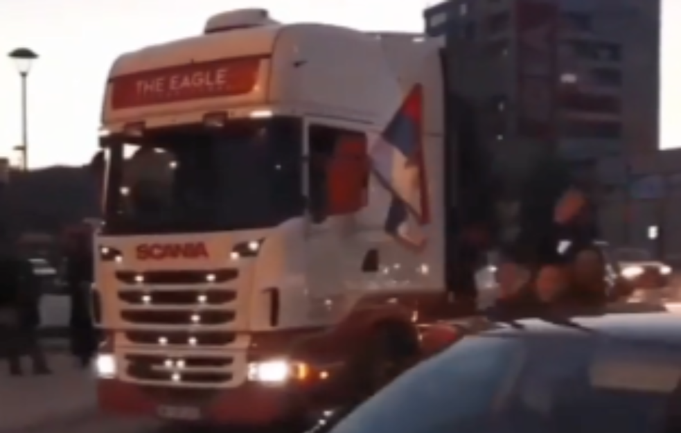 KOLONA SA SRPSKIM <span style='color:red;'><b>TROBOJKA</b></span>MA prodefilovala NIKŠIĆEM uoči izbora sledeće nedelje! (VIDEO)
