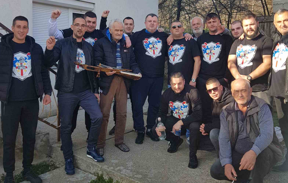 Članovi BRATSTVA STUPOVI POSETILI starinu kog su napale KOMITE i u <span style='color:red;'><b>znak pažnje</b></span> POKLONILI MU GUSLE! 
