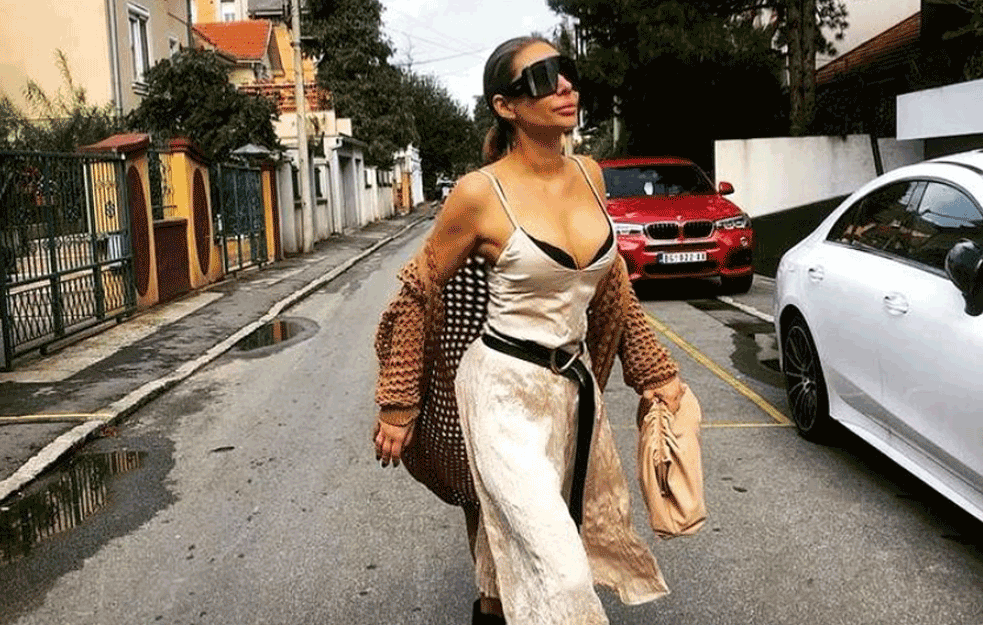 PEVAČICA URLALA U BUTIKU: Ana Nikolić 'poludela' što ne može da zameni robu BEZ RAČUNA 'I u Šanelu su mi vraćali novac, na šta ovo liči?!'