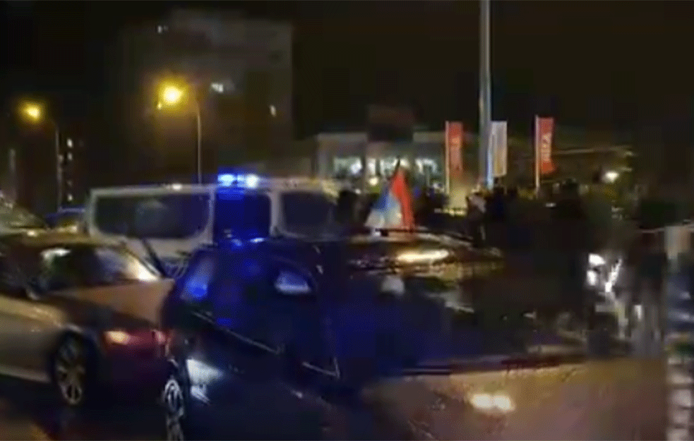 Policija rasteruje građane sa <span style='color:red;'><b>trobojka</b></span>ma (VIDEO)
