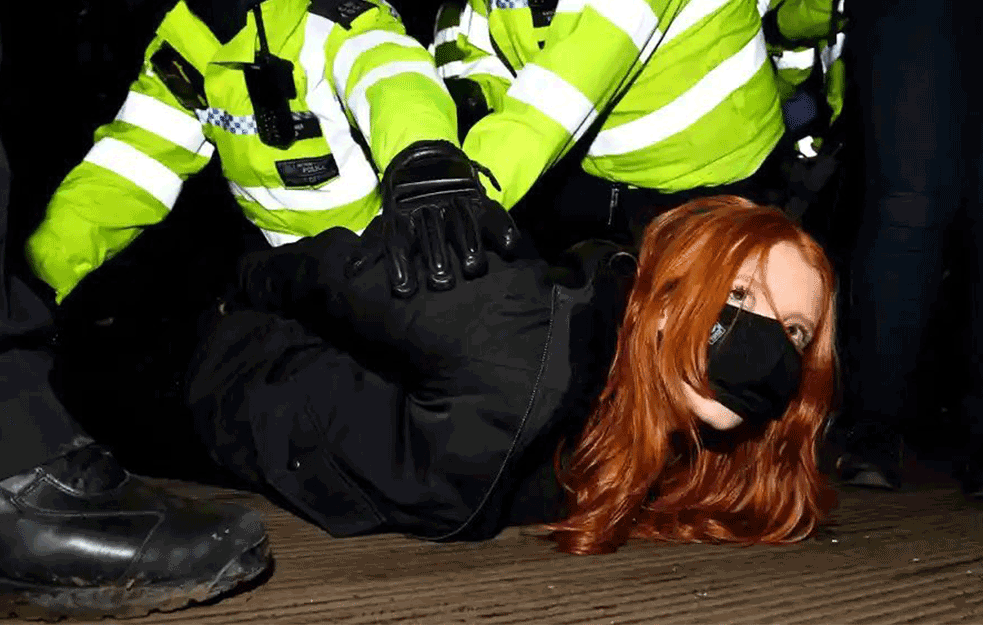 BRITANIJA RAZMATRA ZAKON O OGRANIČAVANJU PROTESTA! Reakcija na <span style='color:red;'><b>NASILJE POLICIJE</b></span> stavlja FOKUS na novi ZAKON O PROTESTIMA!     