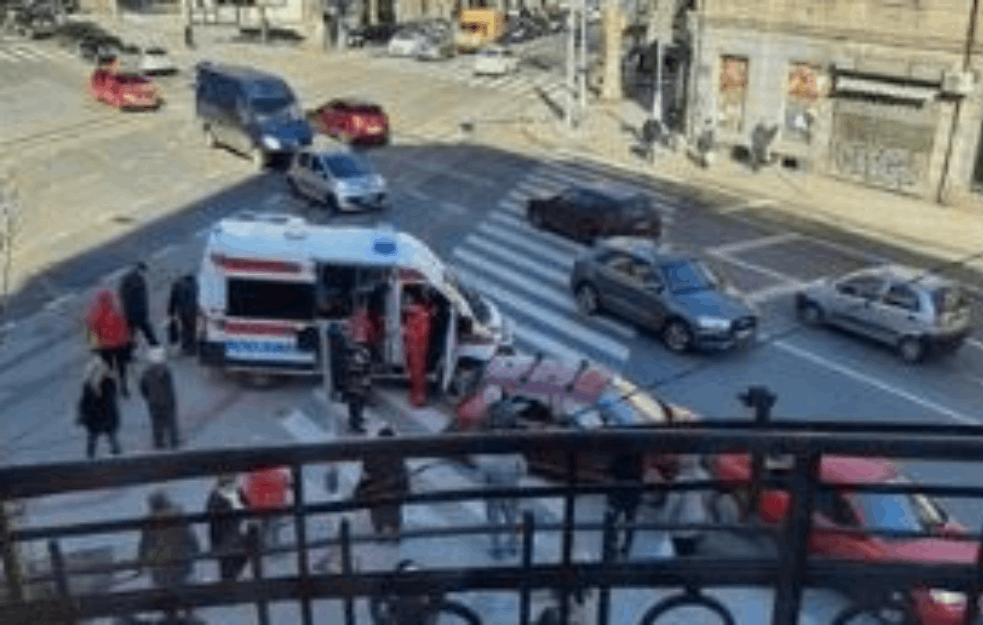 SUDAR TRAMVAJA I DVA AUTOMOBILA: U centru Beograda povređena jedna osoba, saobraćaj u ZASTOJU
 