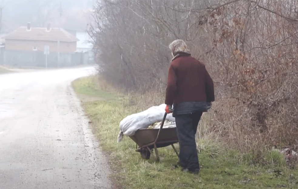 POMOZITE SIROMAŠNOJ PORODICI IZ PLATIČEVA: Majka i sin dele jedan hleb kada ga imaju, prodaju stvari iz kuće kako bi dočekali sutra!