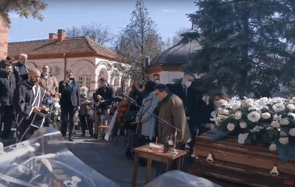TOZOVAC ISPRAĆEN uz pesmu 'JESEN U MOM SOKAKU', suze i CRKVENA ZVONA (VIDEO)