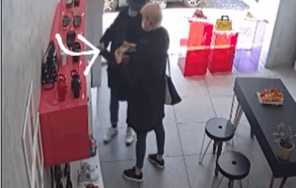 BESRAMNA KRAĐA U PO BELA DANA: Vlasnik beogradskog butika objavio snimak kao upozorenje (VIDEO)