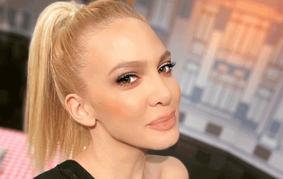 MILICA TODOROVIĆ JE BILA <span style='color:red;'><b>CIMERKA</b></span> SA OVOM POZNATOM PEVAČICOM: Policija im dolazila na vrata, a ovako su nekada izgledale '<span style='color:red;'><b>Cimerka</b></span> i ja 2010. godine'! (FOTO)





