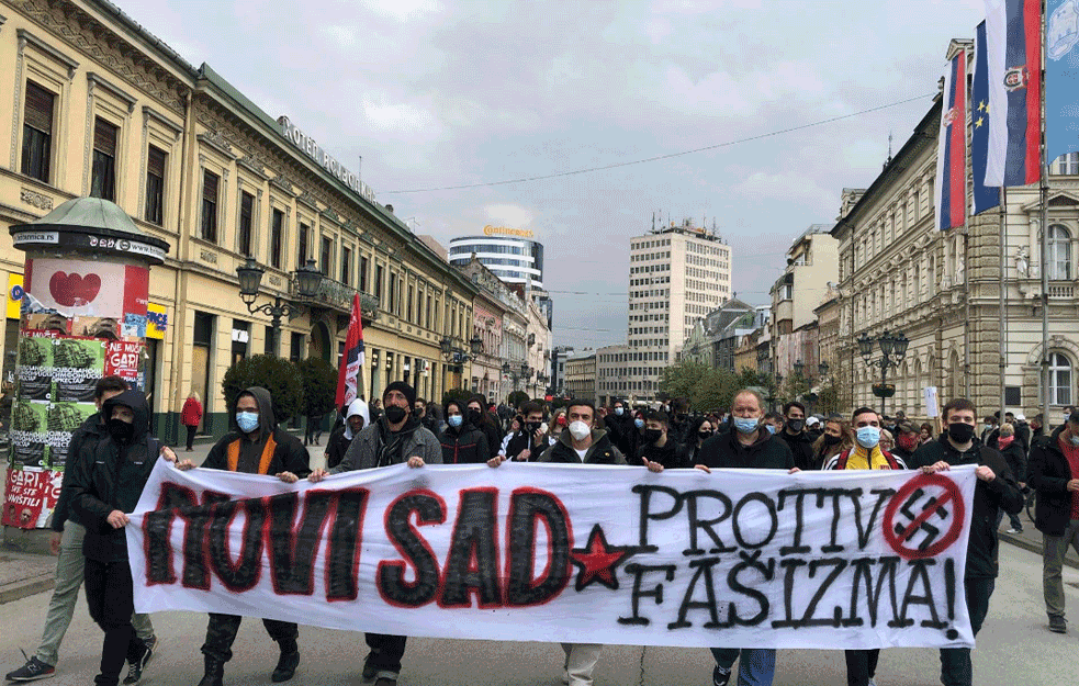 <span style='color:red;'><b>ANTIFA</b></span>ŠISTIČKI PROTEST U NOVOM SADU: 'Nećemo da živimo u strahu, ovo je borba protiv siledžija!