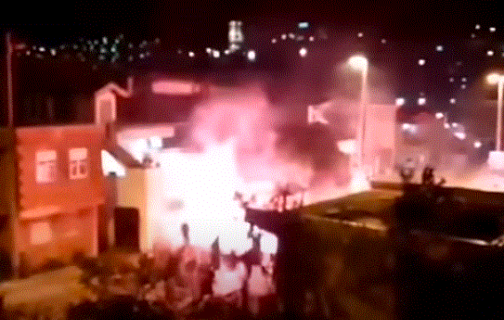 UŽAS U MOSTARU: U neredima učestvovalo više HULIGANA, jedna osoba POVREĐENA a deset UHAPŠENIH! (VIDEO)




