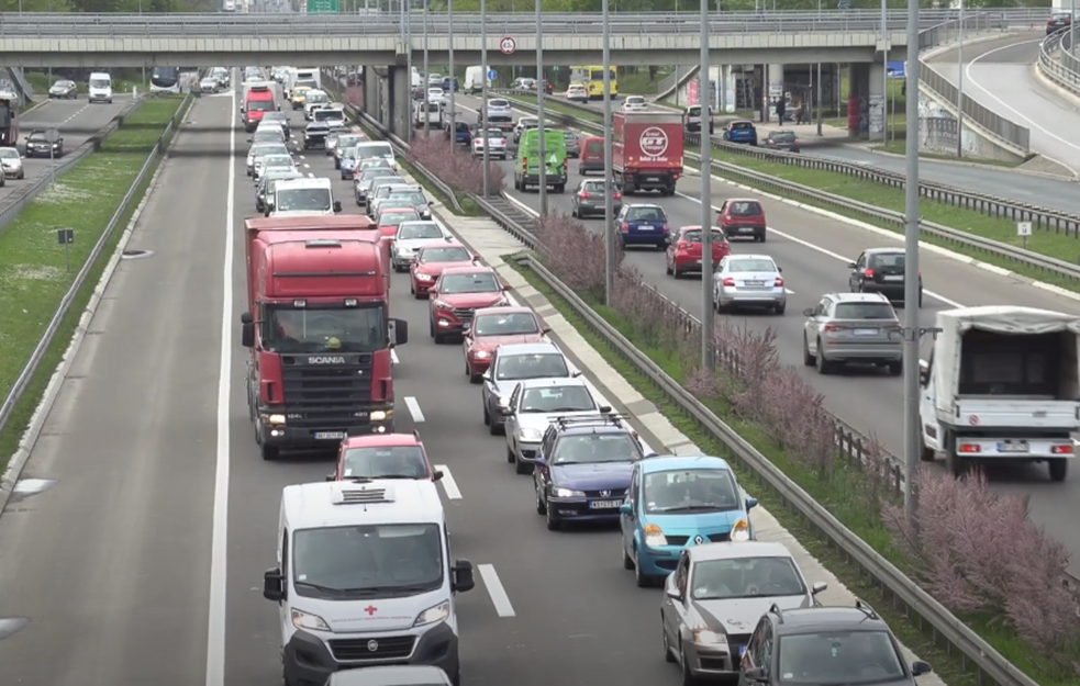 <span style='color:red;'><b>KOLAPS NA PUTEVIMA</b></span> U SRBIJI! Čeka se po nekoliko sati na naplatnim rampama! 