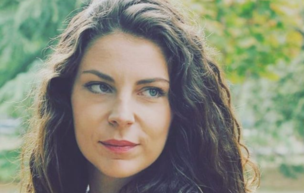 ĆERKA MIŠE JANKETIĆA ČEKA BEBU: <span style='color:red;'><b>Milica Janketić</b></span> pokazala trudinčki stomak, nizali se komentari na društvenim mrežama (FOTO)