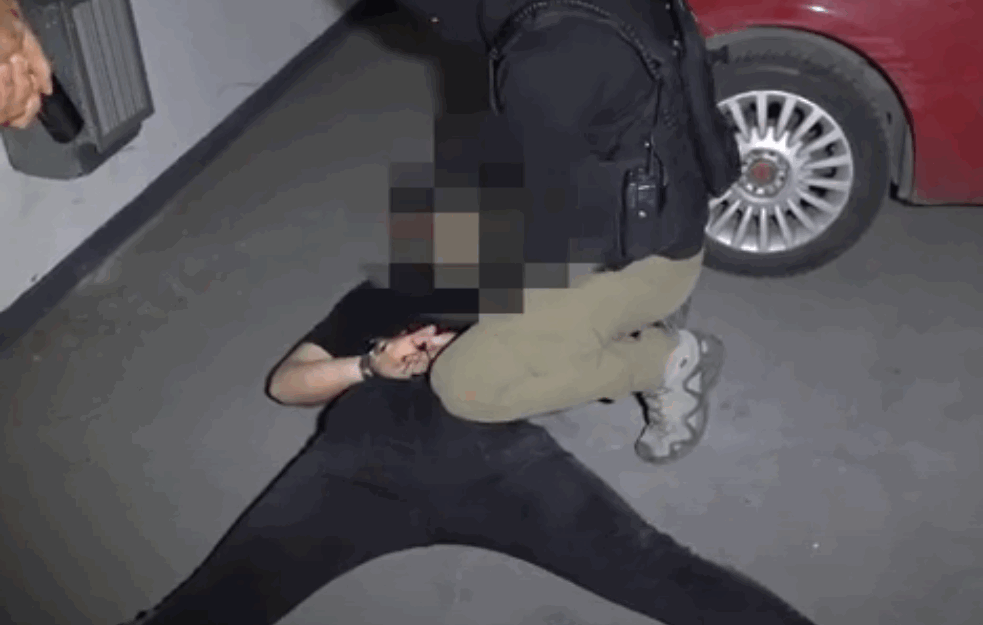 'PAO' DILER S 45 KG MARIHUANE: Neverovatne scene hapšenja muškarca u Filmskom gradu u Beogradu (VIDEO)