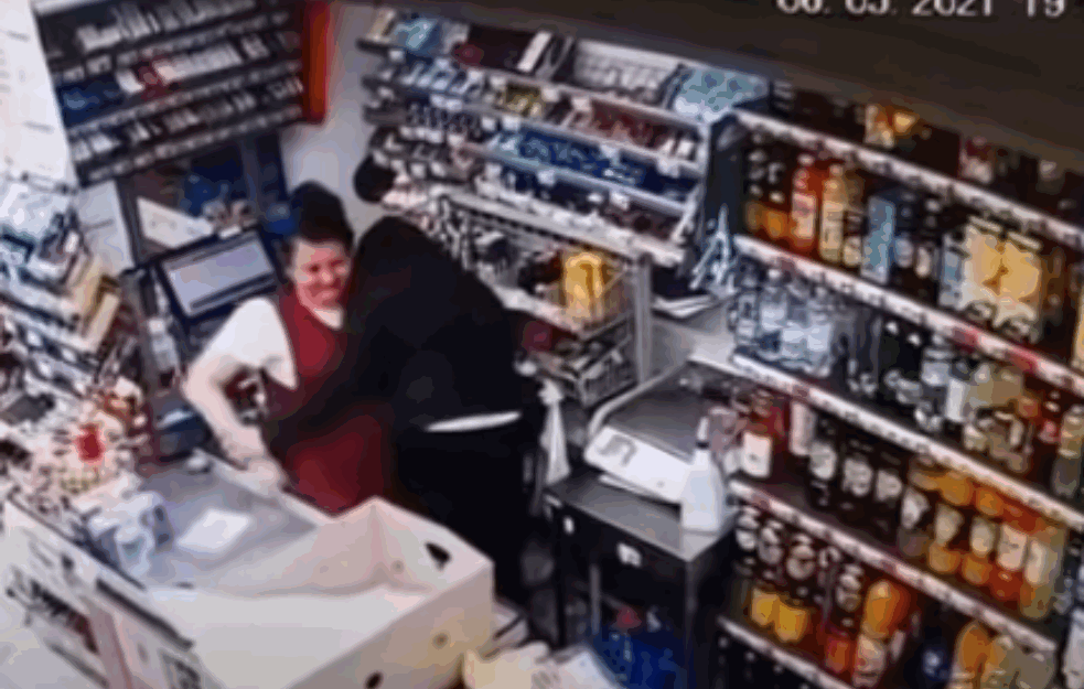 HRABRA <span style='color:red;'><b>KASIRKA</b></span> 'ISPRAŠILA' LOPOVA: Kamere zabeležile borbu goloruke žene i naoružanog muškarca (VIDEO)