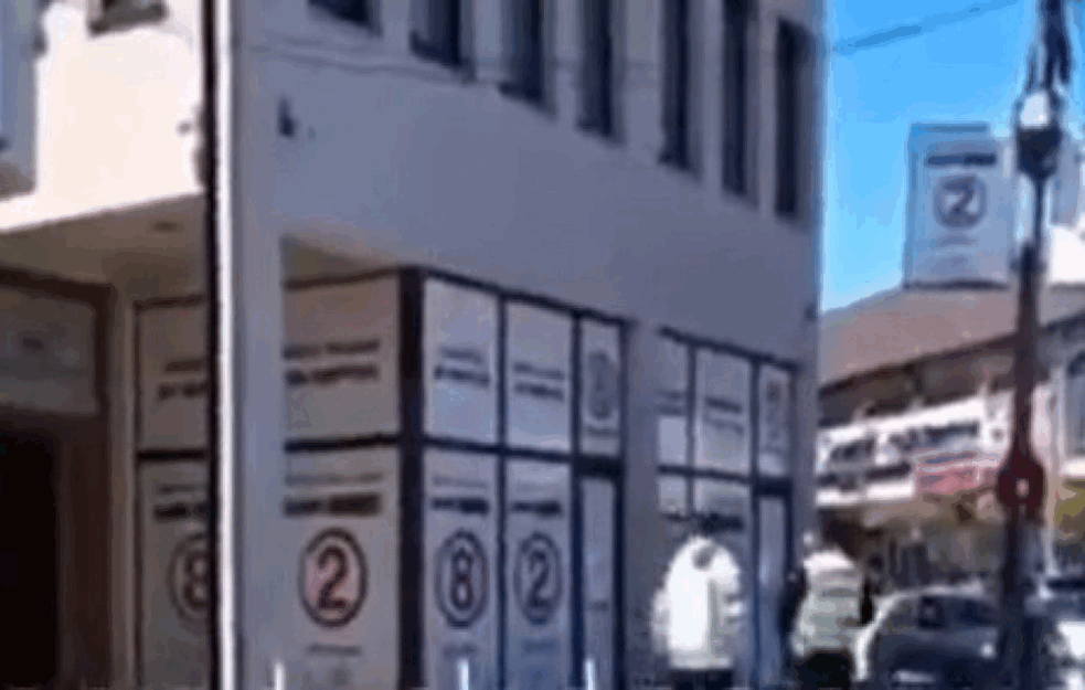 UZNEMIRUJUĆI SNIMAK IZ RAŠKE: Muškarac sa nožem u ruci preti Srbima - 