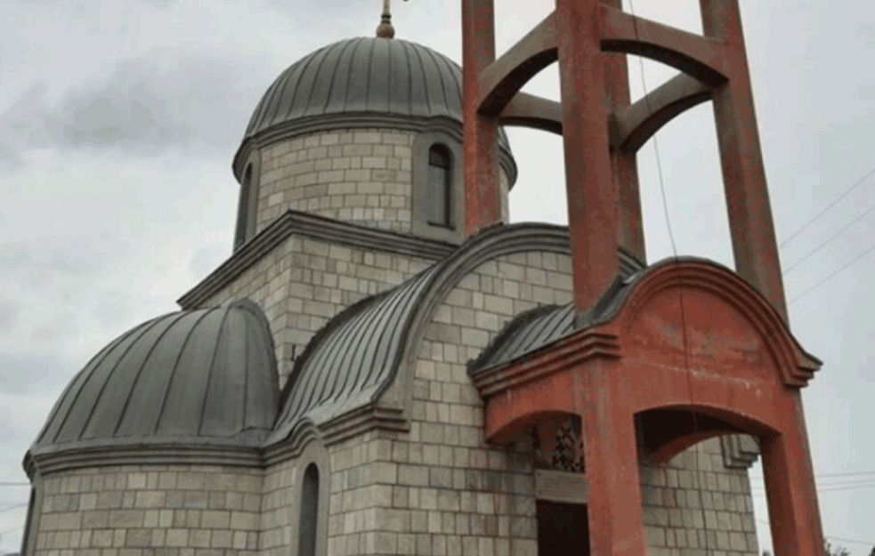 DECA OSKRNAVILA CRKVU SVETOG VASILIJA OSTROŠKOG: <span style='color:red;'><b>Polomljeni prozori</b></span>, porušen inventar i pocepan crkveni barjak!

