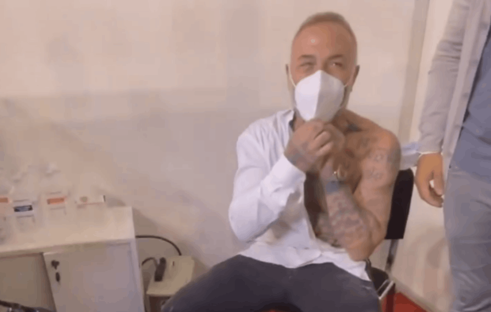 ĐANLUKA VAKI OBJAVIO SNIMAK SA <span style='color:red;'><b>REVAKCINA</b></span>CIJE: ‘Hvala za dobrodošlicu. Volim te Beograde’ (VIDEO)