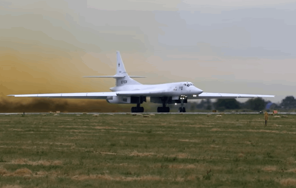 RUSKI BELI <span style='color:red;'><b>LABUDOVI</b></span> krstarili BALTIKOM, pratili ih NATO LOVCI! (VIDEO)