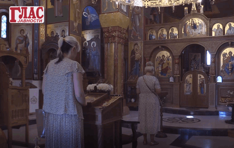 VIDOVDAN U CRKVI LAZARICA: Pogledajte kako izgleda hram za koji narod veruje da ima isceliteljske moći (VIDEO)