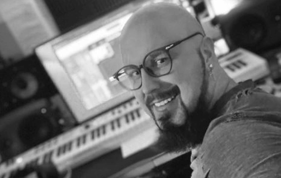 TRAGEDIJA! IMAO JE SAMO 31. GODINU: Preminuo <span style='color:red;'><b>di-džej</b></span> Igor Garnier, srce mu stalo na TRENINGU!