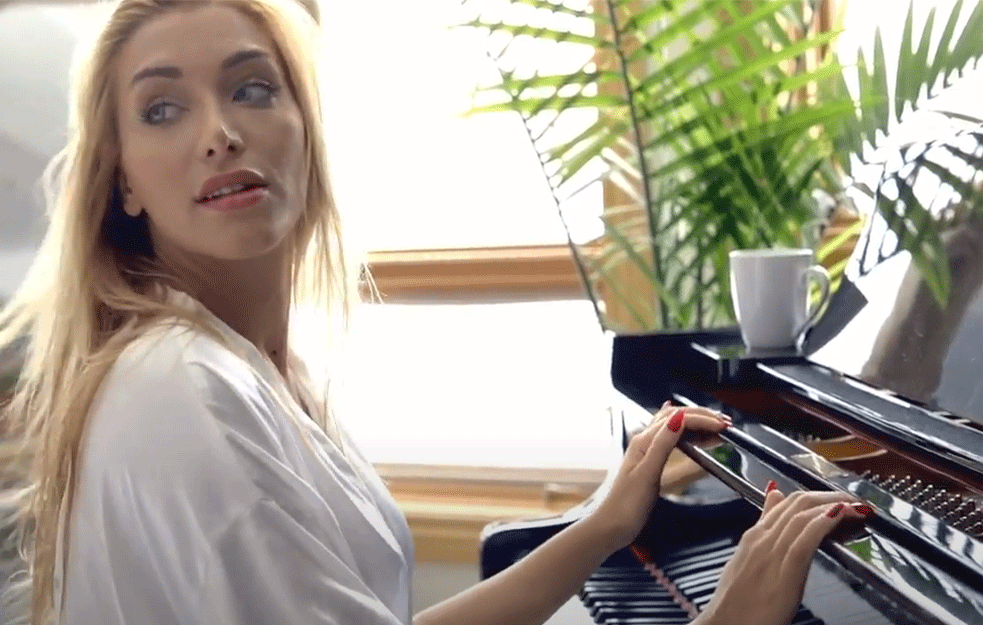 ČISTA VULGARNOST I BESPRIZORNA SCENA! Kada se okrenula kamere su zabeležile EKSTREMNO SRAMAN prizor! (FOTO)