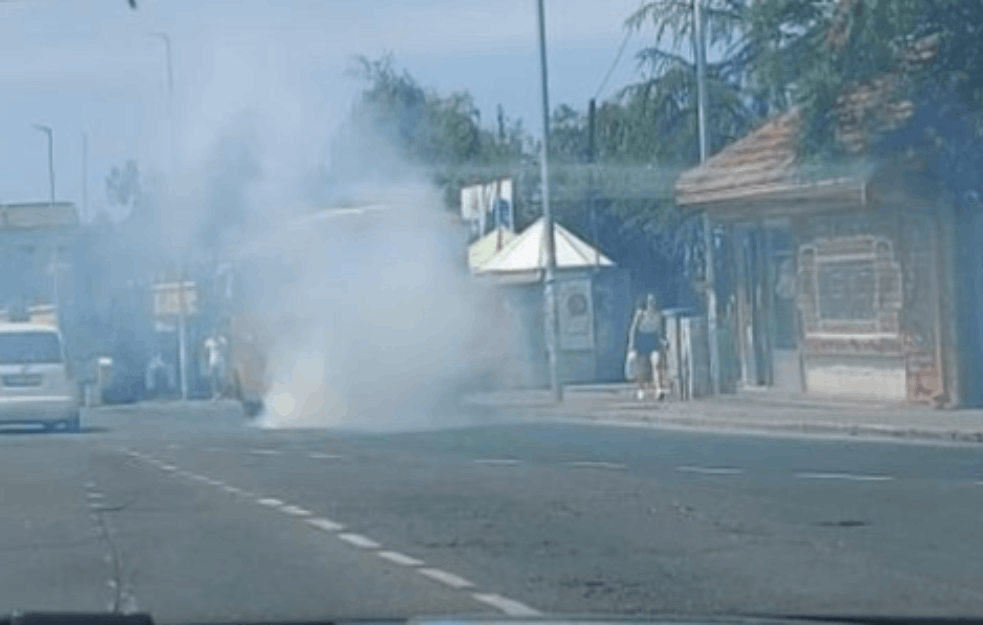 DRAMA KOD PANČEVCA: <span style='color:red;'><b>Zapalio se autobus</b></span>, motor gori, a dim se širi na sve strane (FOTO)