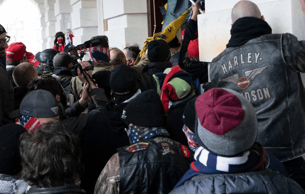 UBIO SE POLICAJAC KOJI JE ŠTITIO <span style='color:red;'><b>KAPITOL</b></span>: Treće samoubistvo među čuvarima reda posle upada u Kongres 