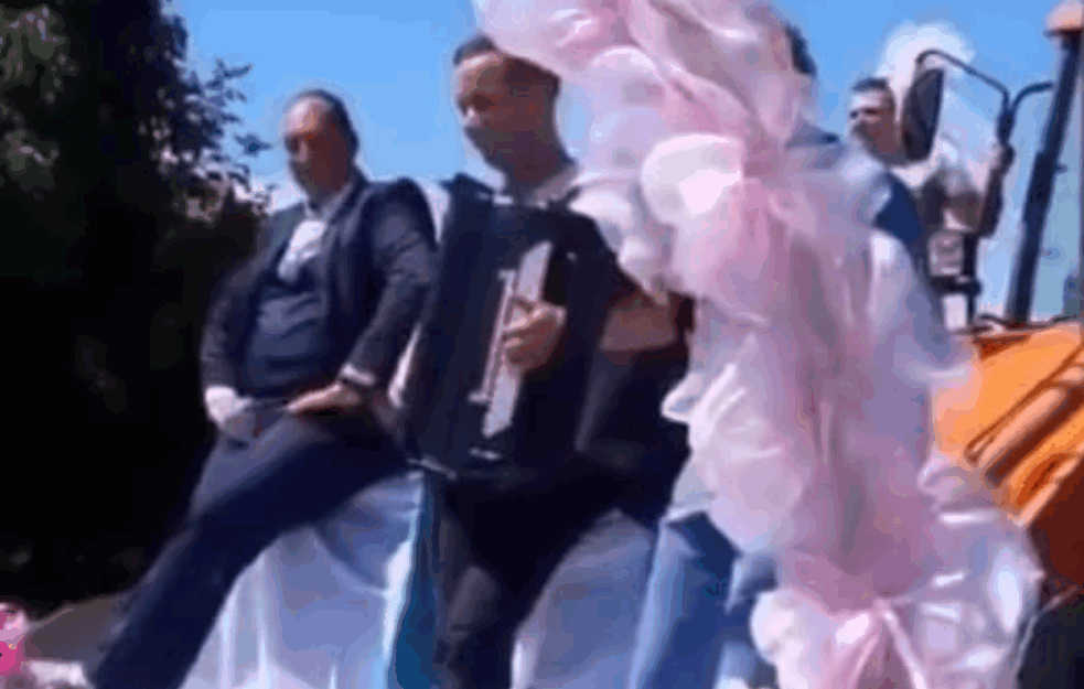 NESVAKIDAŠNJA SCENA NA SVADBI! <span style='color:red;'><b>Limuzine</b></span> su precenjene, ovako izgleda FENOMENALAN DOLAZAK PO MLADU! (VIDEO) 



