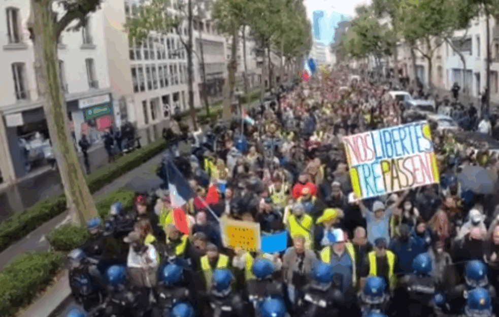 ČETVRT MILIONA LJUDI NA ULICAMA FRANCUSKE: Talas protesta paralisao zemlju, MAKRONU SE LJULJA <span style='color:red;'><b>FOTELJA</b></span>!