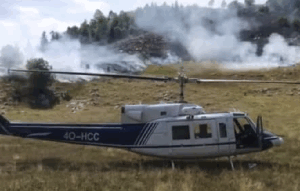 VELIKI POŽAR NA DU<span style='color:red;'><b>RMIT</b></span>ORU: Vatra se širi kanjonom Tare, angažovan i helikopter! (VIDEO)

