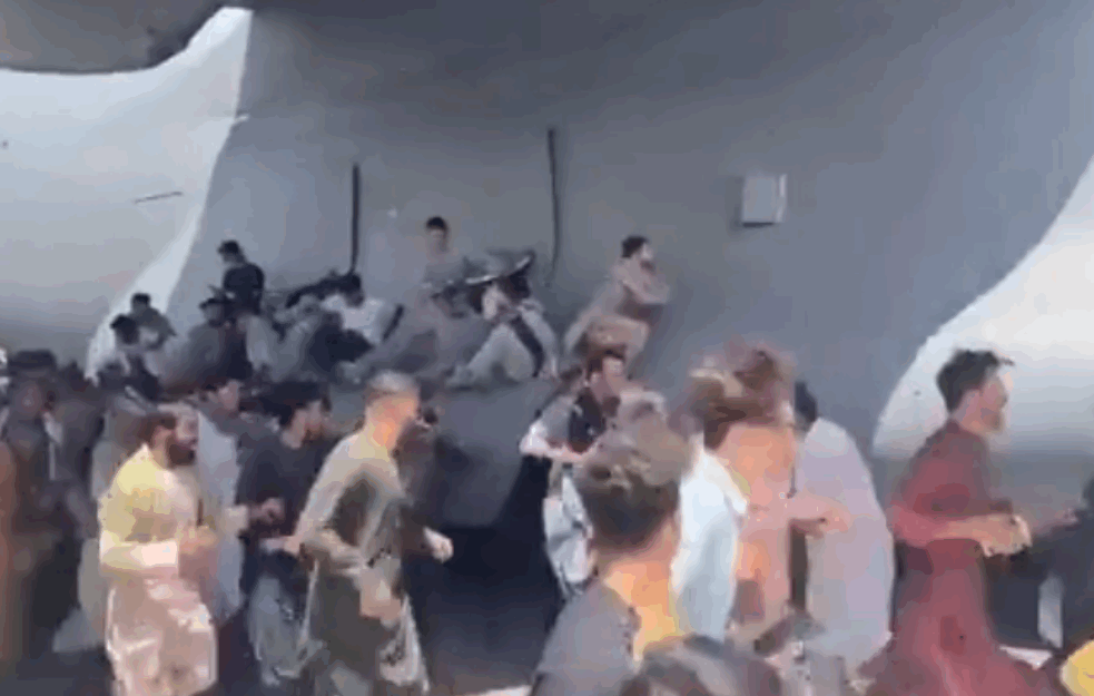 OVO JE POTPUNO LUDILO: Stotine <span style='color:red;'><b>Avganistanac</b></span>a se kače na AMERIČKE AVIONE i GINU PADAJUĆI SA VELIKE VISINE! (VIDEO) 