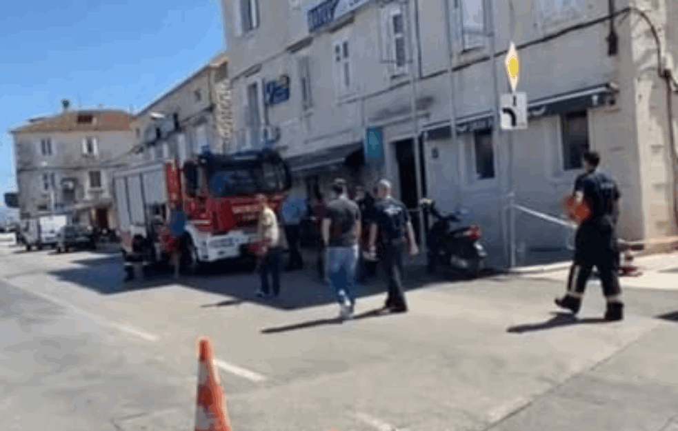 HAOS U <span style='color:red;'><b>TROGIR</b></span>U: Eksplodirala kanalizacija, ŠAHTOVI LETELI U VAZDUH! (FOTO+VIDEO) 


