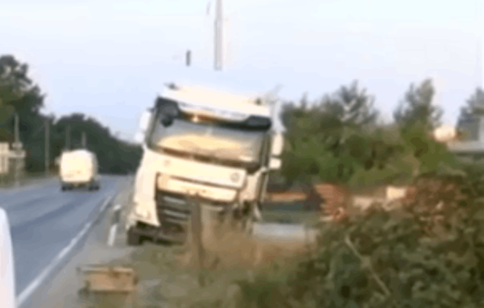 NESREĆA KOD BUBANJ POTOKA: Sudarili se kamion turskih oznaka i <span style='color:red;'><b>putnički automobil</b></span>