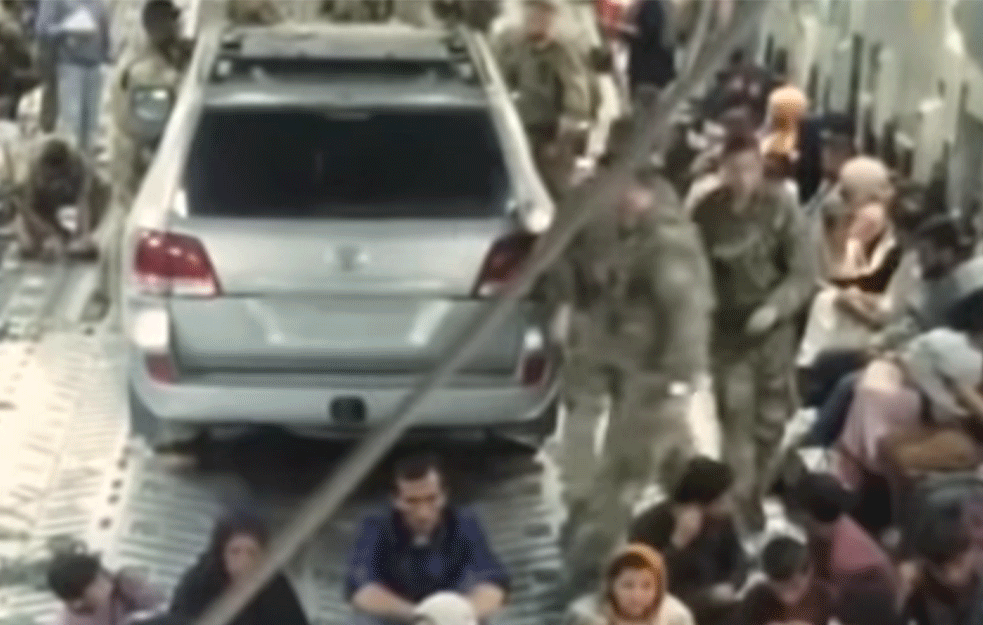 LUDILO U KABULU! Neko spasava živu glavu, a neko je i automobil ukrcao na avion (VIDEO)
