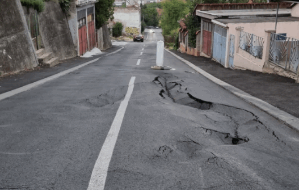 <span style='color:red;'><b>REKONSTRUISANA</b></span> ULICA PROPALA POSLE PRVE KIŠE: Uložili 22 MILIONA a i dalje TONE! (FOTO)
