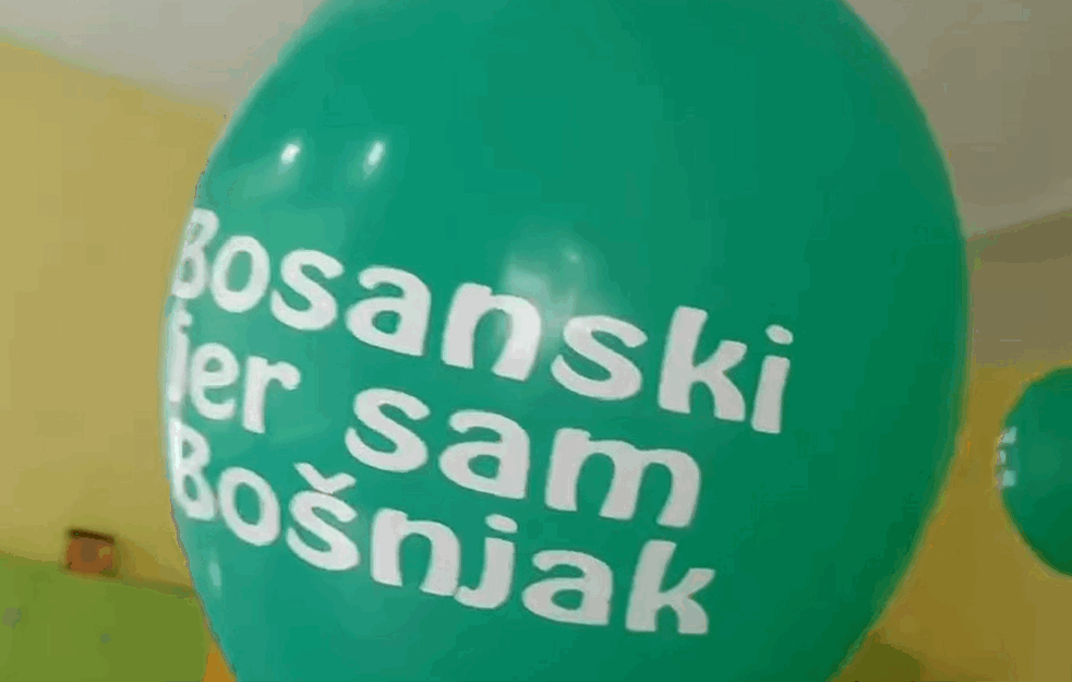 SKANDALOZNO! UČITELJICA U NOVOM PAZARU UMESTO HIMNE "BOŽE PRAVDE" DECI PUŠTALA BOŠNJAČKU PESMU! Oglasio se i srpski ministar (VIDEO)