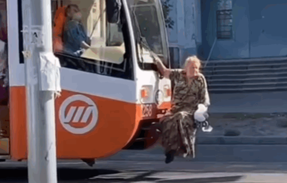 URNEBESAN SNIMAK: BAKA SE KEŠALA NA TRAMVAJ, VOZAČ MORAO DA JE SKIDA! (VIDEO)