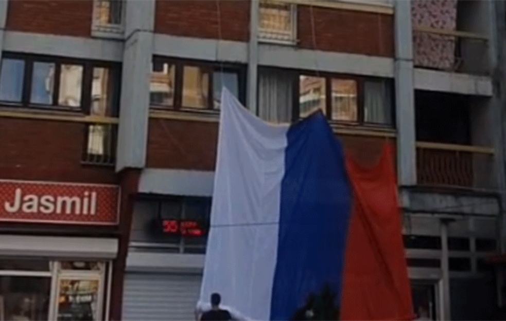 DAN SRPSKOG JEDINSTVA, SLOBODE i NACIONALNE ZASTAVE: U Kosovskoj Mitrovici razvijena <span style='color:red;'><b>trobojka</b></span> (VIDEO)