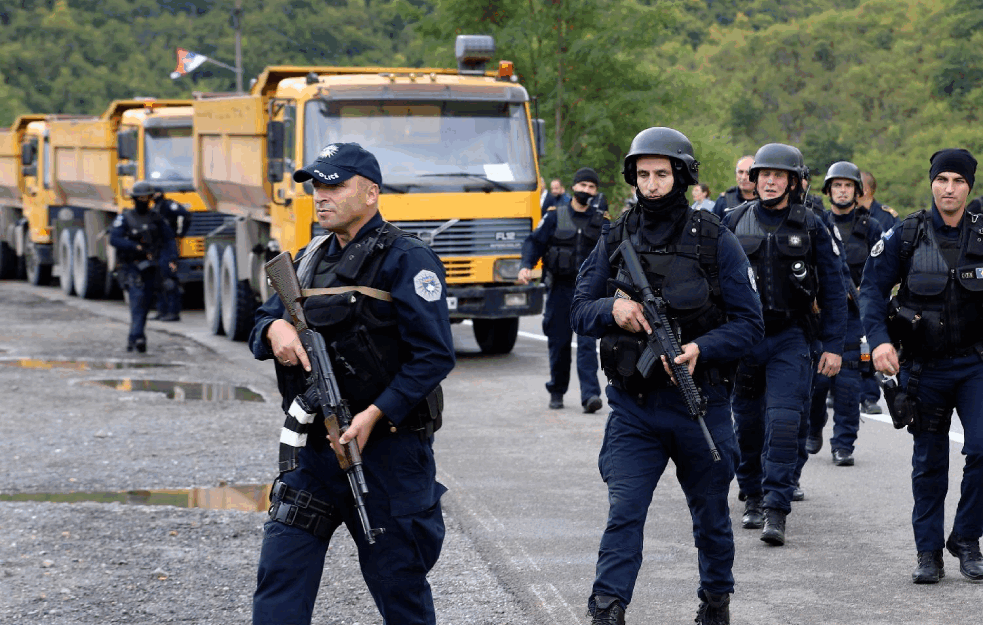 DIVLJANJE KOSOVSKE POLICIJE: Evo kako sklanjaju barikade! (VIDEO) 
