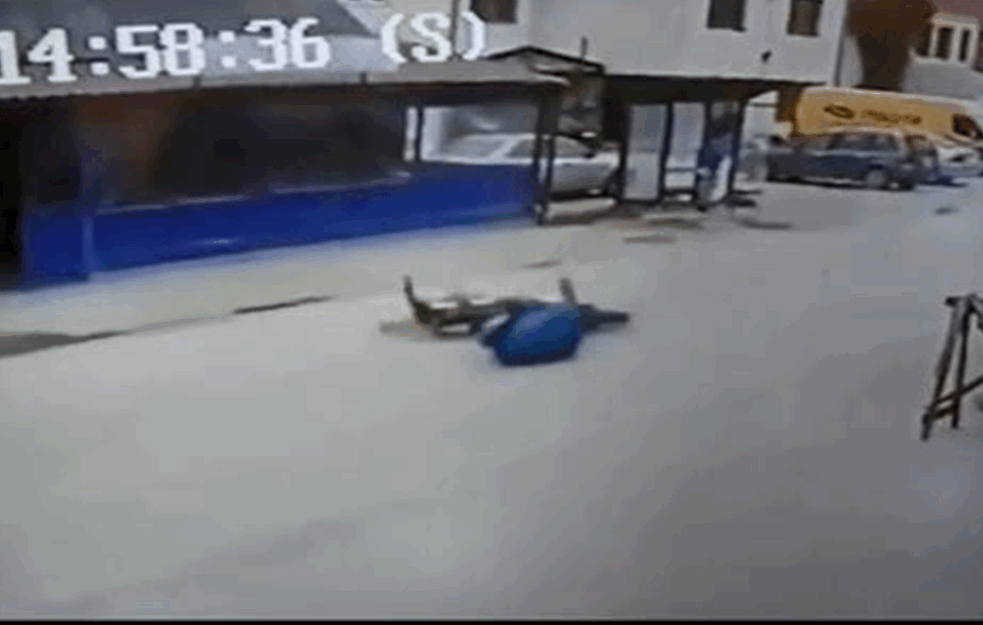 UZNEMIRUJUĆE! Horor snimak nesreće kod Čačka: Motociklista <span style='color:red;'><b>pokosio ženu</b></span>, POGINULA NA LICU MESTA! (VIDEO)  