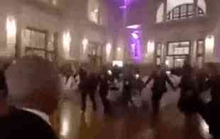 SAMO NEK JE VESELO: NESVRSTANI zaigrali kolo u SKUPŠTINI, prštali TRUBAČI! (VIDEO)