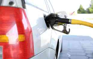 <span style='color:red;'><b>REKORDNA CENA</b></span> GORIVA: Četrnaesto poskupljenje u 2021. godini, pogledajte koliko sada košta litar benzina  
