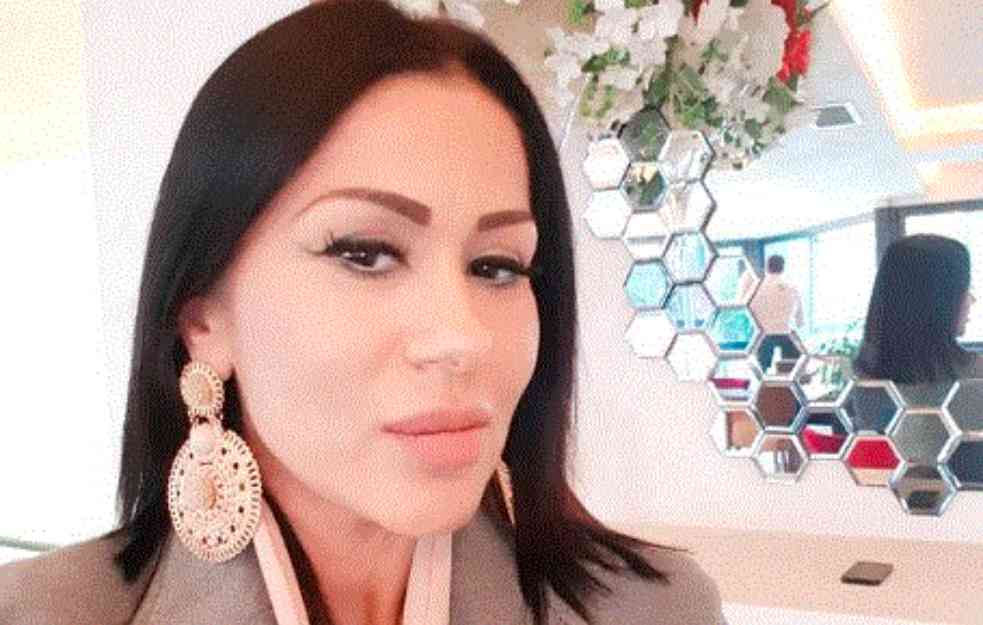 OVO JE SESTRA MINE KOSTIĆ: Retko se pojavljuje u JAVNOSTI, a evo kako izgleda! (FOTO) 
