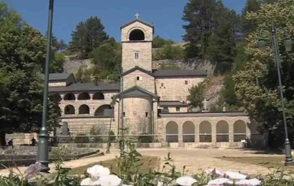 SRAMOTA U CRNOJ GORI! Komite na Cetinju na dan manastirske slave vređale mitropolita (VIDEO)