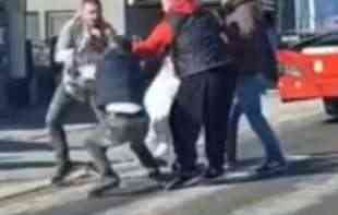 TUČA NAS<span style='color:red;'><b>RED BUL</b></span>EVARA: Zaustavili autobus, pa se grupno PESNIČILI! (VIDEO)